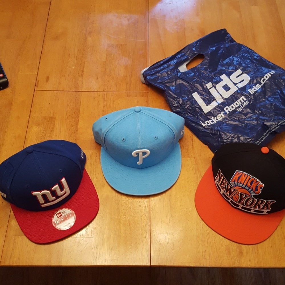 3 Snapback hats